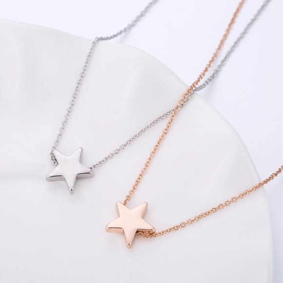 GOLD TONE STAR PENDANT NECKLACE - Picture 2 of 3